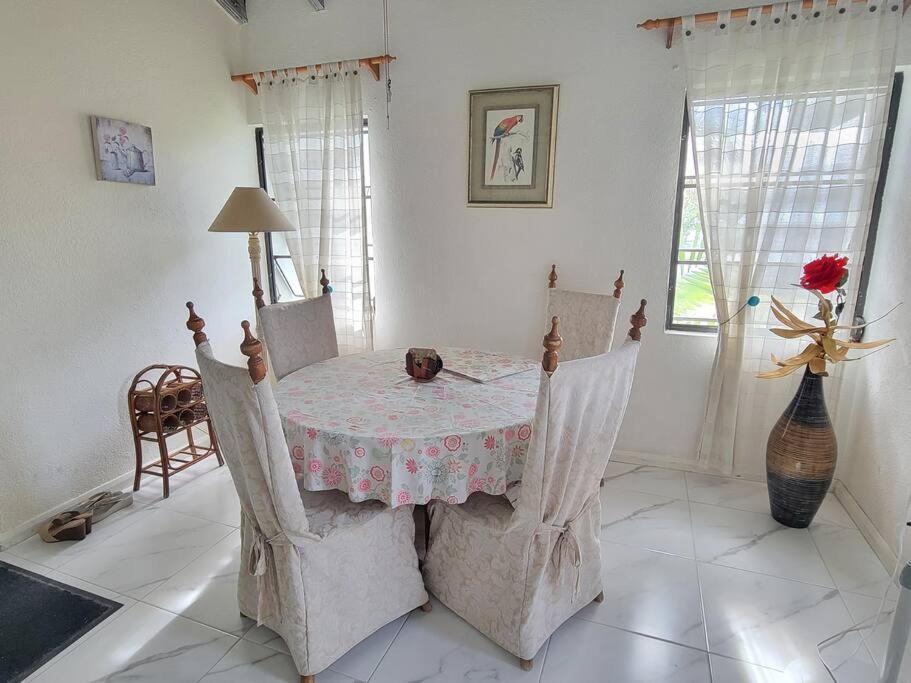 Appartamento 24 Maple Gardens Bridgetown Esterno foto